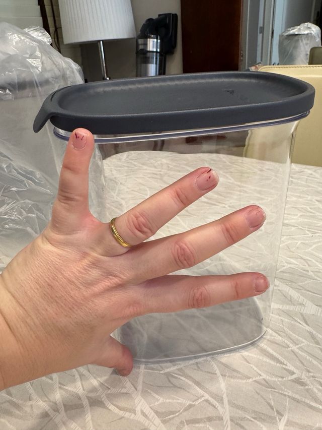 Tupperware -Recipiente hermético de plástico nuevo