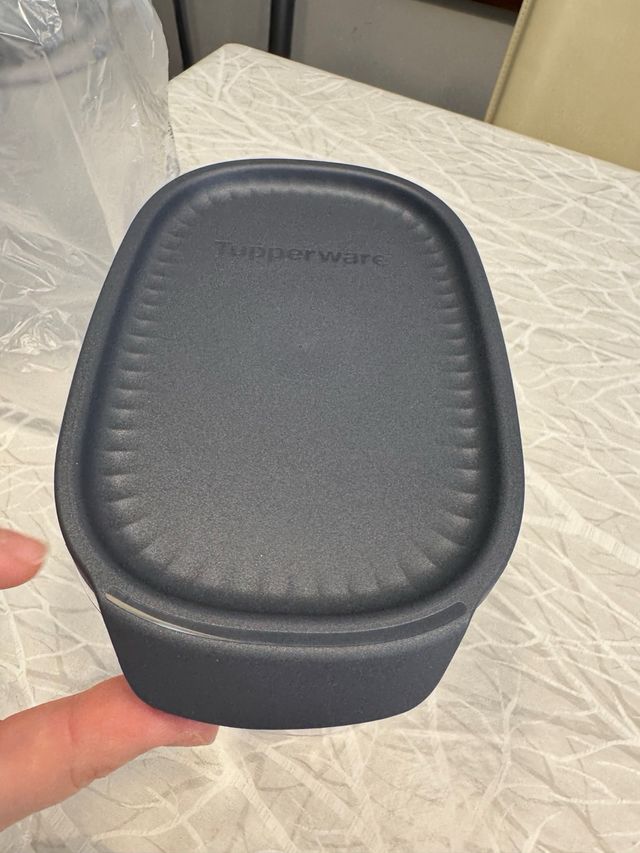 Tupperware -Recipiente hermético de plástico nuevo