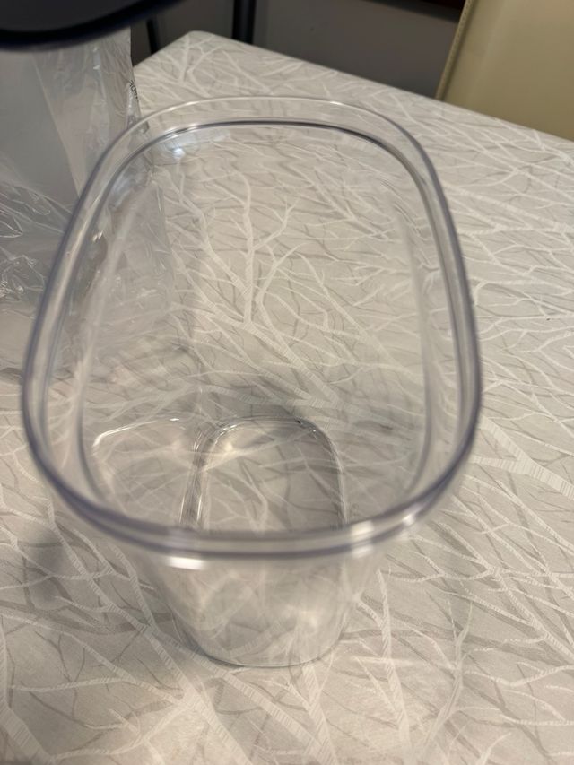 Tupperware -Recipiente hermético de plástico nuevo