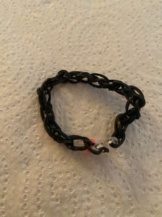Pulsera negra tejida