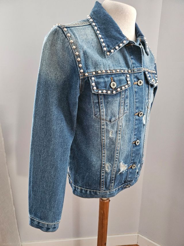 Cazadora vaquera con tachuelas