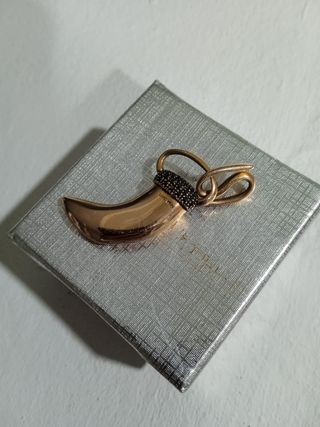 Colmillo oro con diamantes negros