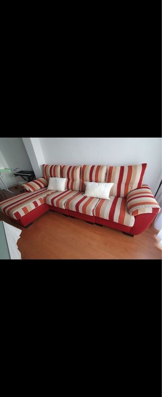 Sofá chaiselonge rojo y beige
4 plazas