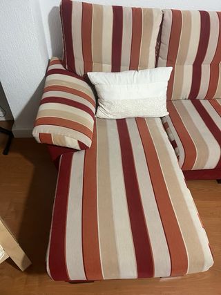Sofá chaiselonge rojo y beige
4 plazas