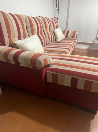 Sofá chaiselonge rojo y beige
4 plazas