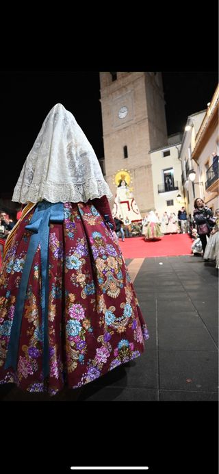 Traje Fallera Burdeos: 2 corpiños y zapatos