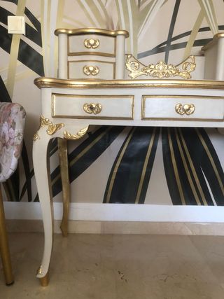 Escritorio Louis XV blanco y dorado