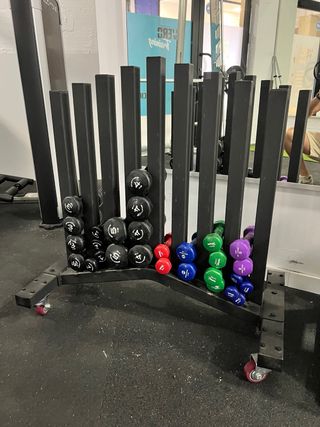 Soporte mancuernas gimnasio y lote de mancuernas
