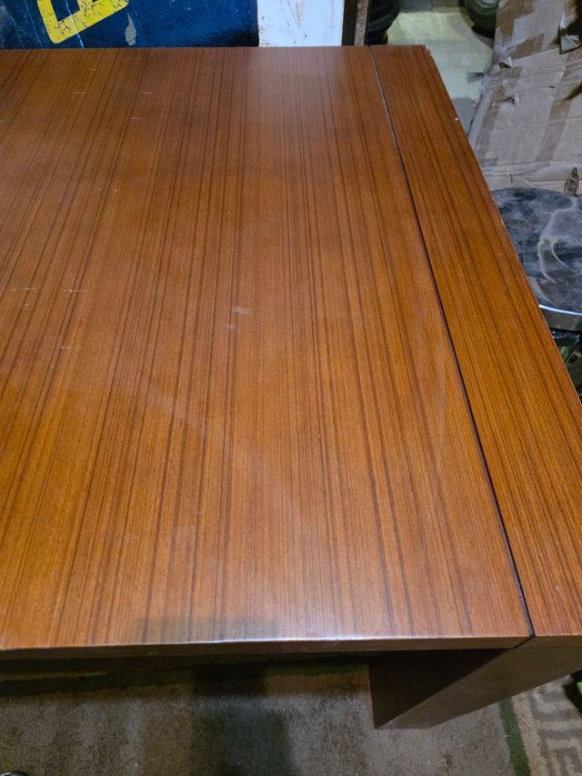 Mesa de jantar extensível. Nogueira americana.