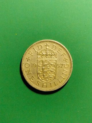 moneda de un chelín de Inglaterra del año 1957
