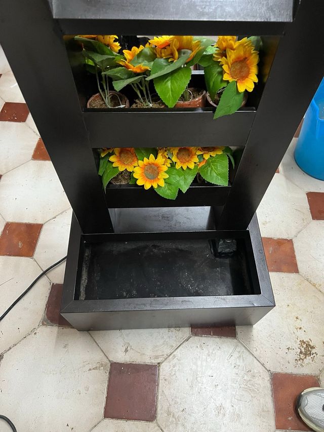 Fontana giardino con girasoli