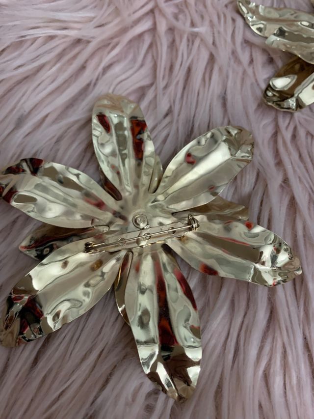 Broches flores dorados