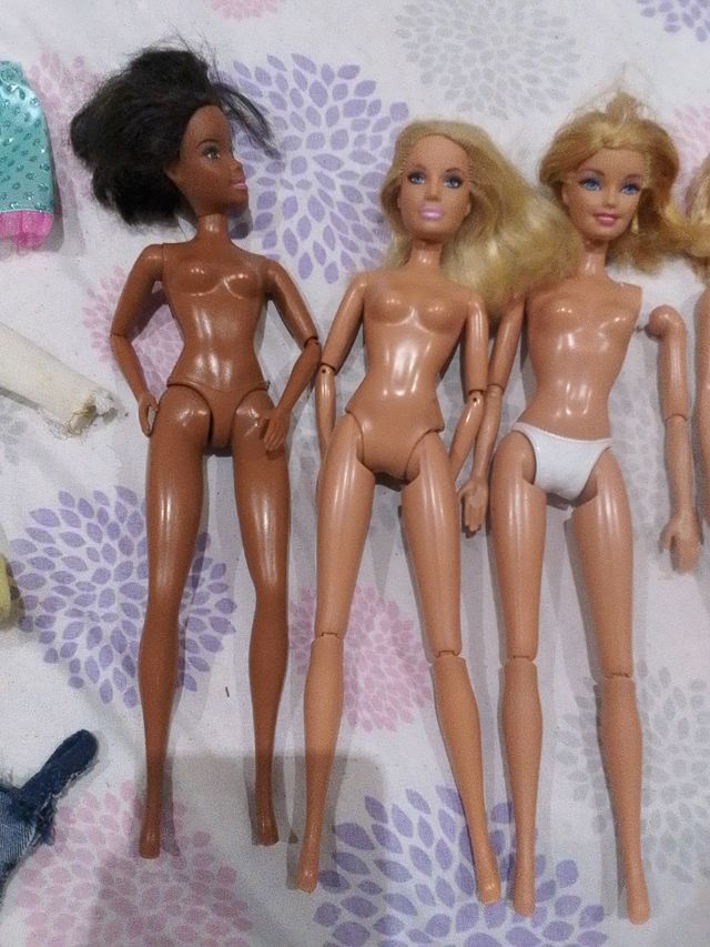 4 Muñecas Barbie + Ropa