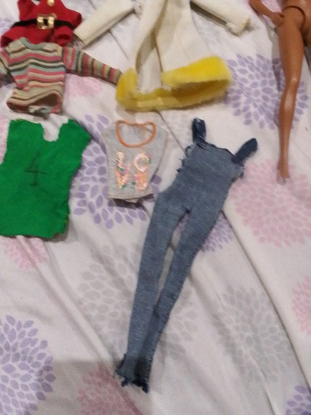 4 Muñecas Barbie + Ropa