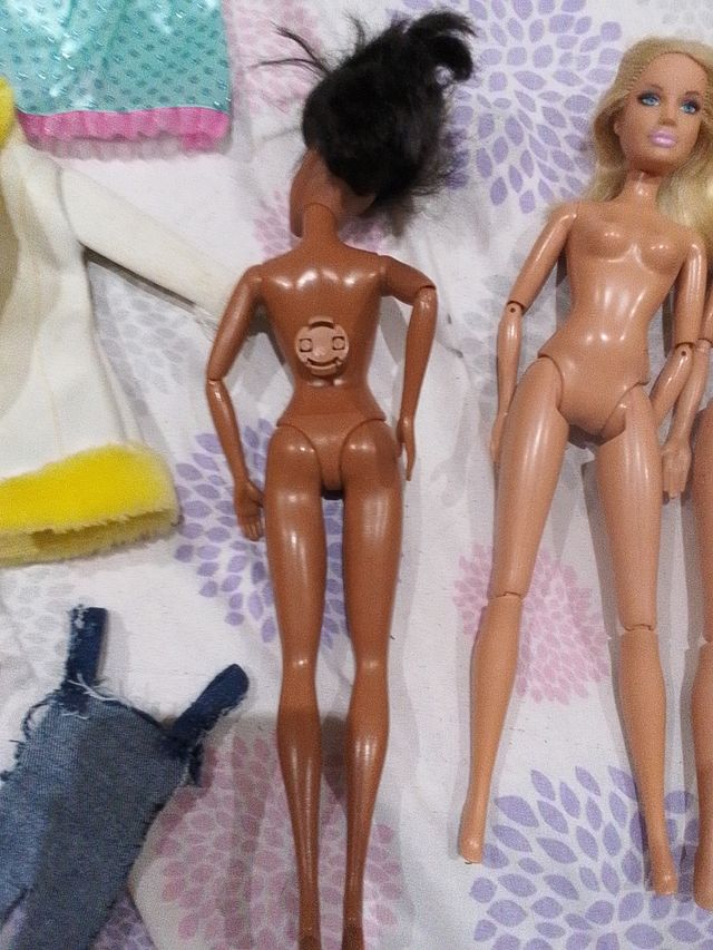 4 Muñecas Barbie + Ropa