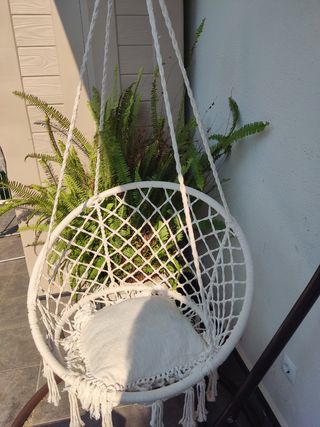 Silla colgante macramé beige.