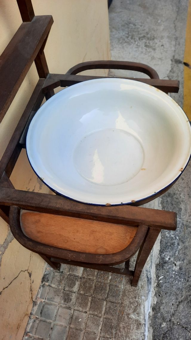 Palanganero antiguo de madera con azulejos