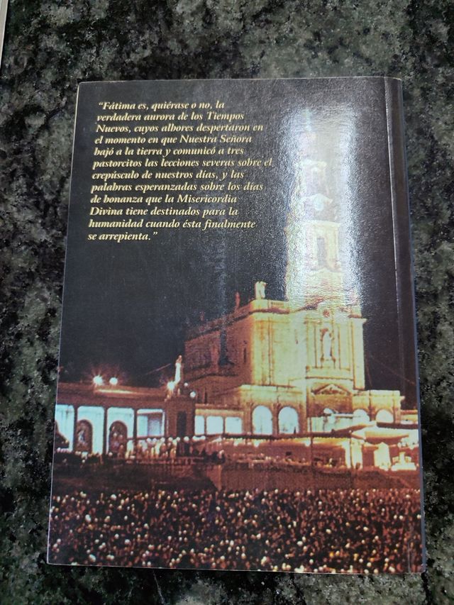 Imagen de virgen y libro Virgen Fátima