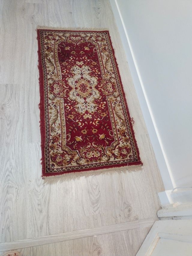 Alfombra roja y beige