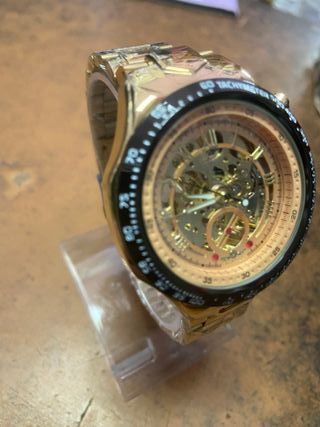 Reloj mecánico dorado