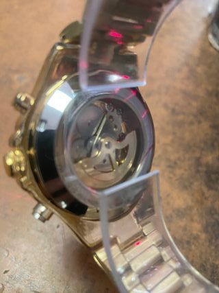 Reloj mecánico dorado
