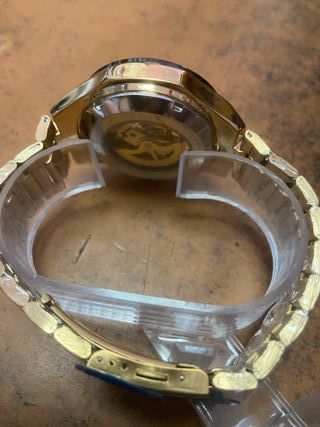 Reloj mecánico dorado