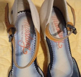 REBAJADO!!Zapatos de cuña Mustang negras y beige.