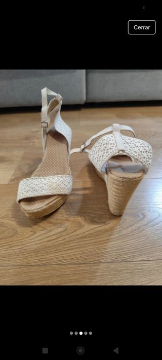 Zapatos cuña beige y blanco