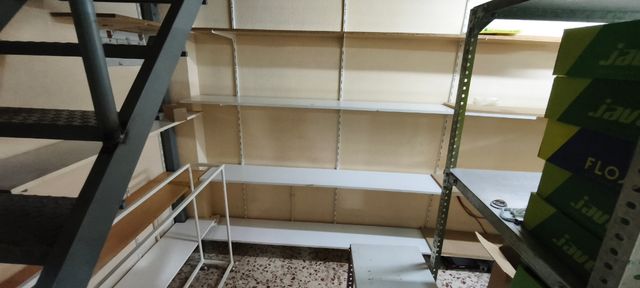 Estanterías de madera y lejas