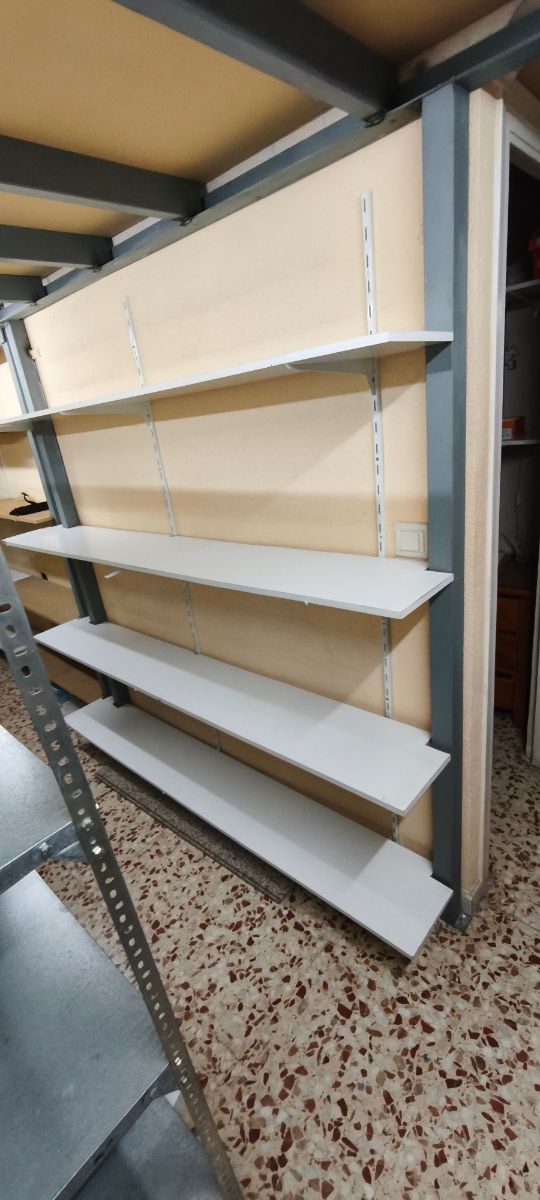 Estanterías de madera y lejas