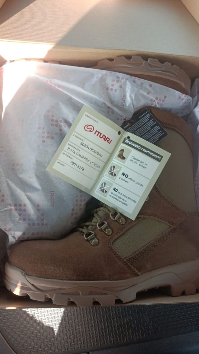 Traje y botas militares talla 42