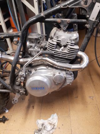 Motor Yamaha SR con pata arranque