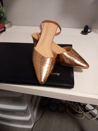 Zapatos dorados mujer tacón bajo. Color maquillaje