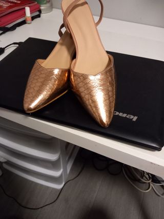 Zapatos dorados mujer tacón bajo. Color maquillaje