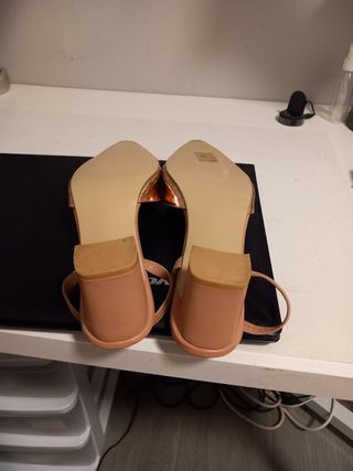 Zapatos dorados mujer tacón bajo. Color maquillaje