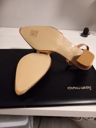 Zapatos dorados mujer tacón bajo. Color maquillaje