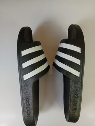 Chanclas Adidas - Negras y Blancas