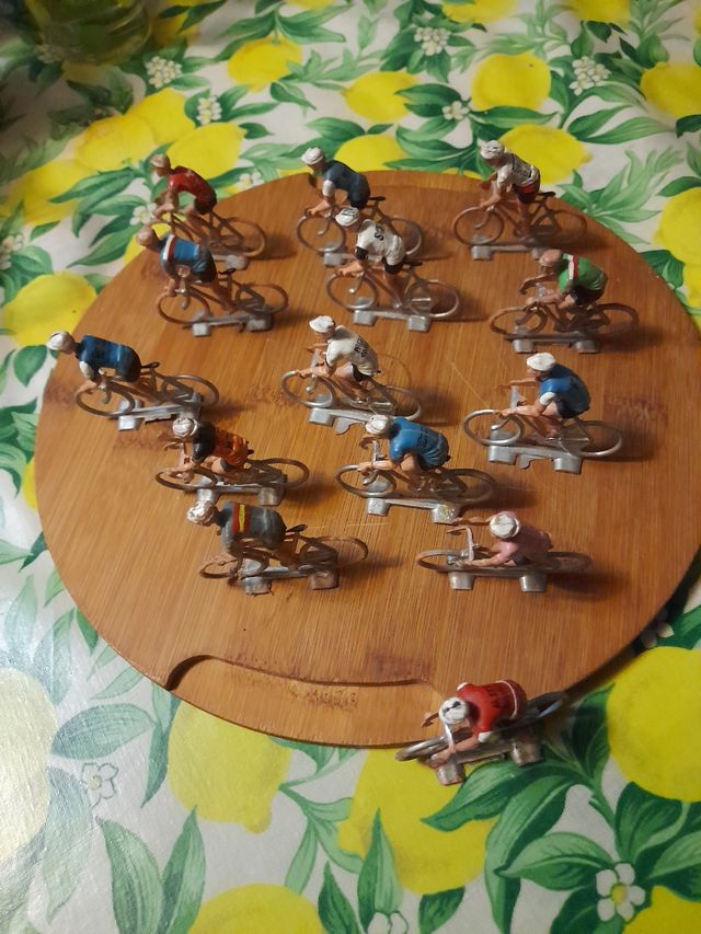 Ciclisti Vintage in Miniatura
