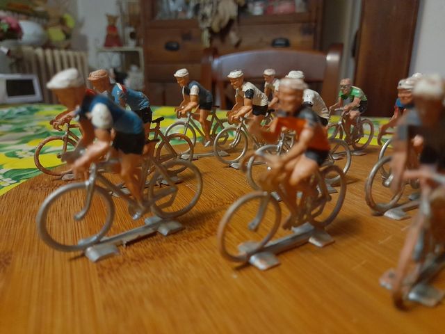 Ciclisti Vintage in Miniatura