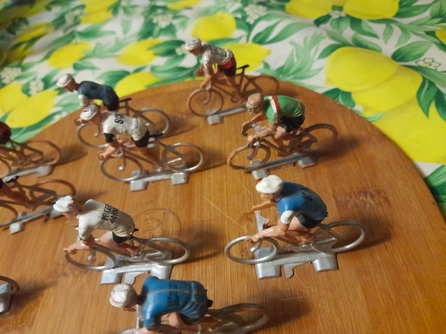 Ciclisti Vintage in Miniatura