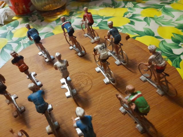Ciclisti Vintage in Miniatura