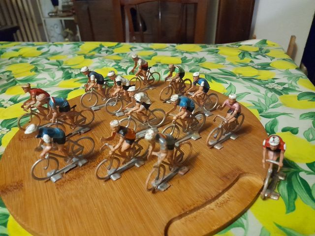 Ciclisti Vintage in Miniatura