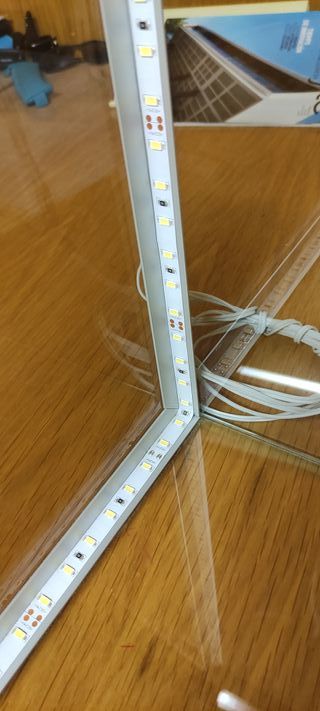 Vitrina expositora con luz LED. 4 UDS- PRECIO/UD