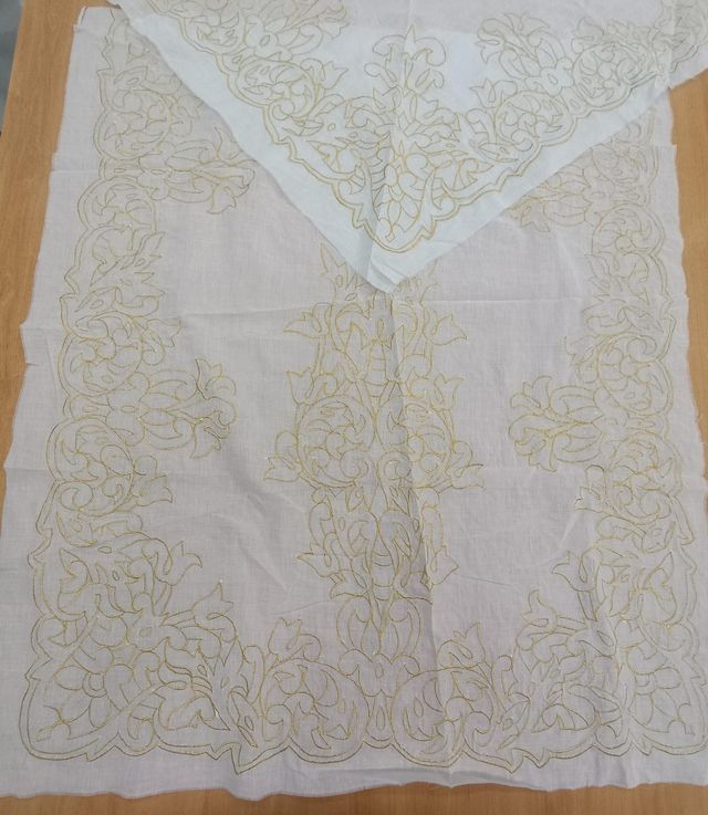 Manteleta batista blanca para RECORTAR oro sin len