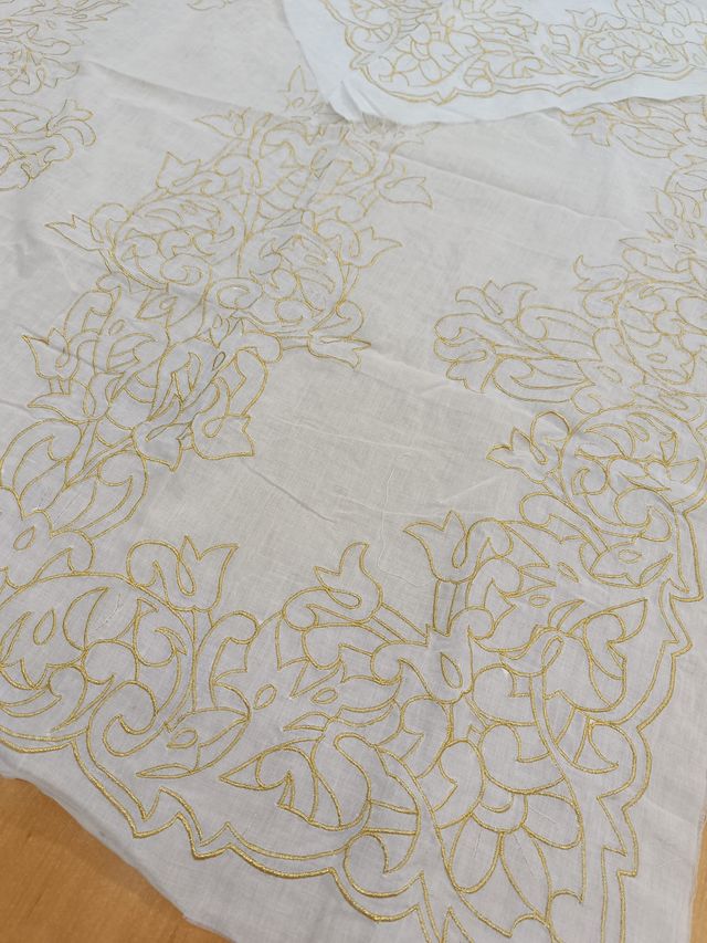 Manteleta batista blanca para RECORTAR oro sin len