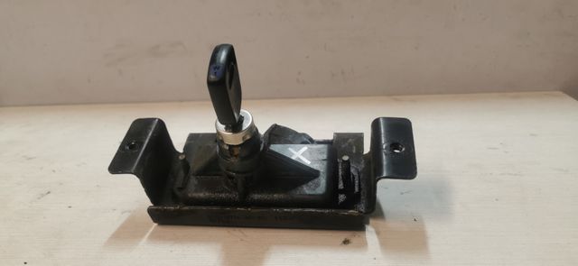 Cerradura capó Ford 6C1116774