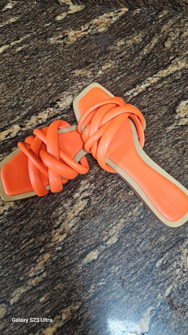 Sandalias planas naranjas nuevas muy comodas