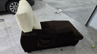 Chaise longue marrón y beige del sofá