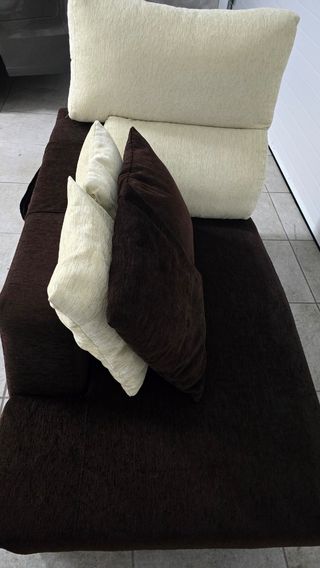 Chaise longue marrón y beige del sofá
