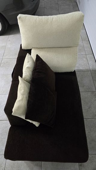 Chaise longue marrón y beige del sofá